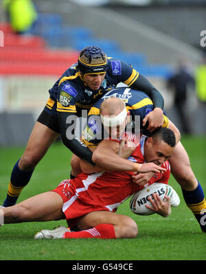 Jodie Broughton von Salford Reds wird von und Leeds Rhinos angepackt Ben Jones Bishop und Carl Ablett Stockfoto