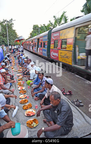 Muslimische Folk brechen ihre Roza oder tagelange schnell am Abend, jeden Tag in den heiligen Monat Ramsan, vor Id Festival, Kolkata Stockfoto