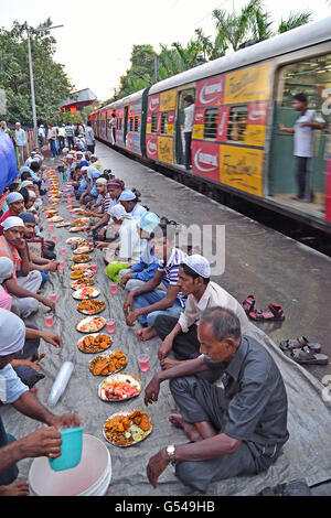 Muslimische Folk brechen ihre Roza oder tagelange schnell am Abend, jeden Tag in den heiligen Monat Ramsan, vor Id Festival, Kolkata Stockfoto