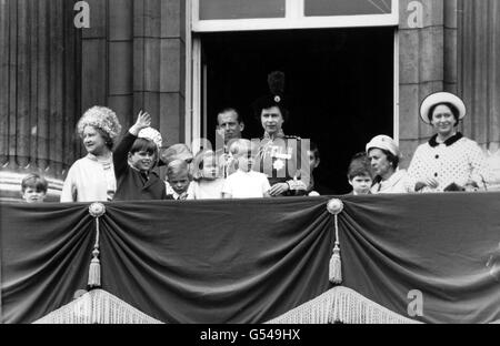 *gescannter Low-Res-Off-Print, High-Res auf Anfrage erhältlich* Prinz Andrew winkt der Menge zu, als seine Mutter, Königin Elizabeth II., sich der königlichen Familie auf dem Balkon des Buckingham Palace nach dem Trooping the Color anschließt. Von links nach rechts; James Ogilvy; Königin Mutter; Prinz Andrew; George Windsor, Earl of St Andrews; Sarah Armstrong-Jones; Herzog von Kent; Prinz Edward; die Königin; Viscount Linley; Prinzessin Marina; und Prinzessin Margaret. Stockfoto