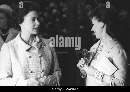 Königin Elizabeth II und Prinzessin Margaret bei der Chelsea Flower Show. Stockfoto