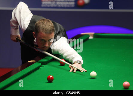 Schottlands Stephen Hendry am Tisch während seines Spiels mit Schottlands Stephen Maguire während der Snookerweltmeisterschaft Betfred.com im Crucible Theatre, Sheffield. Stockfoto