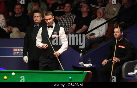 Schottlands Stephen Hendry (links) am Tisch während seines Spiels mit Schottlands Stephen Maguire während der Snooker-Weltmeisterschaft Betfred.com im Crucible Theatre, Sheffield. Stockfoto