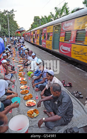 Muslimische Folk brechen ihre Roza oder tagelange schnell am Abend, jeden Tag in den heiligen Monat Ramsan, vor Id Festival, Kolkata Stockfoto