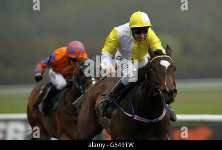 Willies Wonder, geritten von Jockey Michael Hills (rechts), gewinnt den lingfieldpark.co.uk Handicap-Einsätze auf der Rennbahn Lingfield Park Stockfoto