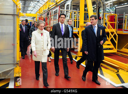 Ed Miliband, der Vorsitzende der Labour Party, und Margaret Beckett, Abgeordnete von Derby South bei einem Besuch der Bombardier-Fabrik in Derby, während sie ihren Besuch in den Midlands fortsetzen. Stockfoto