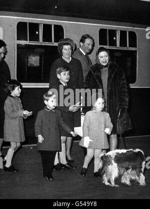 Prinzessin Margaret mit königlichen Kindern, von links nach rechts, Viscount Linley, Prinz Edward, Prinz Andrew und Lady Sarah Armstrong-Jones. Stockfoto