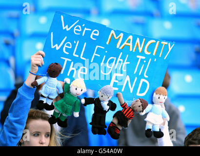 Fußball - Barclays Premier League - Manchester City / Manchester United - Etihad Stadium. Manchester City-Fans halten ein Banner hoch Stockfoto