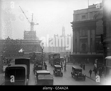 Der Verkehr baut sich außerhalb der Bank of England und der Royal Exchange auf. Stockfoto