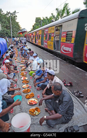 Muslimische Folk brechen ihre Roza oder tagelange schnell am Abend, jeden Tag in den heiligen Monat Ramsan, vor Id Festival, Kolkata Stockfoto