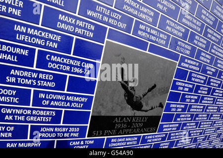 Ein Stein zu Ehren des ehemaligen Preston North End-Spielers Alan Kelly in Deepdale, umgeben von gesponserten Fliesen Stockfoto