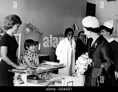 *gescannte Low-Res-Offprint, High-Res auf Anfrage* Queen Elizabeth II. Besucht das Royal Infirmary in Hull. Stockfoto