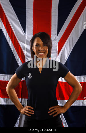 Dame Kelly Holmes die ehemalige Doppel-Olympiasiegerin posiert für die Fotografin nach ihrem Motivationsgespräch mit der britischen Judo-Mannschaft im Namen der British Olympic Association Stockfoto