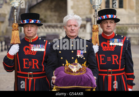 Pageantmaster der Queen's Diamond Jubilee Beacons Bruno Peek (Mitte) mit dem Jubilee Crystal Diamond, am Tower of London, im Zentrum von London, wo der Kristall bis zum Diamantenjubiläum von Queen Elizabeth II. Aufbewahrt werden soll. Stockfoto