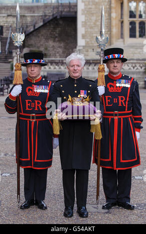 Pageantmaster der Queen's Diamond Jubilee Beacons Bruno Peek (Mitte) mit dem Jubilee Crystal Diamond, am Tower of London, im Zentrum von London, wo der Kristall bis zum Diamantenjubiläum von Queen Elizabeth II. Aufbewahrt werden soll. Stockfoto