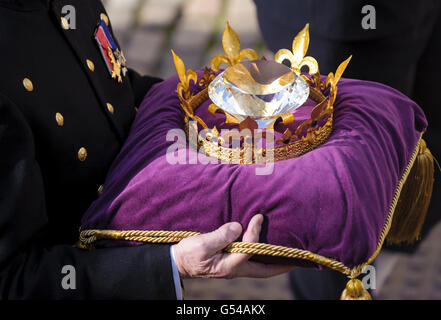 Pageantmaster der Queen's Diamond Jubilee Beacons Bruno Peek mit dem Jubilee Crystal Diamond, im Tower of London, im Zentrum von London, wo der Kristall bis zum Diamantenjubiläum von Queen Elizabeth II aufbewahrt werden soll. Stockfoto