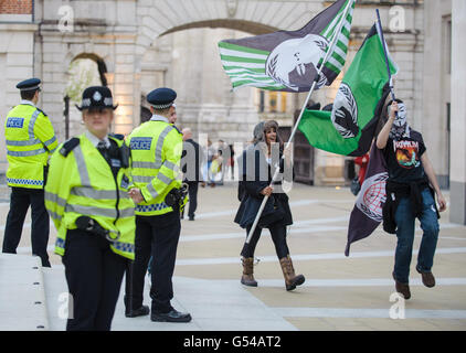 Mai-Demonstranten auf dem Paternoster Square, dem Standort der Londoner Börse, im Zentrum von London. Stockfoto