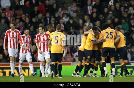 Fußball - Barclays Premier League - Stoke City / Everton - Britannia Stadium. Everton-Spieler feiern ihr erstes Tor des Spiels, nachdem Peter Crouch (ganz links) von Stoke City ein eigenes Tor erzielt hat Stockfoto