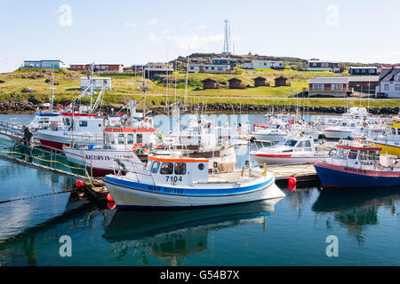 Island, Austurland, Djúpivogur, Boote am Hafen, in den Hafen Stadt von Djúpivogur auf Island Stockfoto