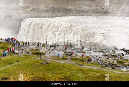 Island, Norðurland Eystra, Menschen vor dem Dettifoss-Wasserfall auf dem Fluss Jökulsá Á Fjöllum, Nordosten Islands Stockfoto