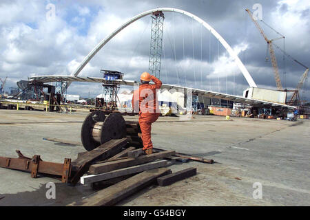 Arbeiter an der neuen Millennium-Brücke, im Bau bei der AMEC-Werft in Newcastle. Der letzte Schliff an der Brücke wird den Fluss Tyne entlang verschifft, der am 11/00 für die Eröffnung der Brücke im Jahr 2001 eingerichtet werden soll. Stockfoto