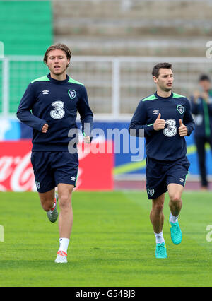 Republik Irland Jeff Hendrick (links) und Republik von Irland Wes Hoolahan während einer Trainingseinheit im Stade de Montbauron, Versailles. Stockfoto