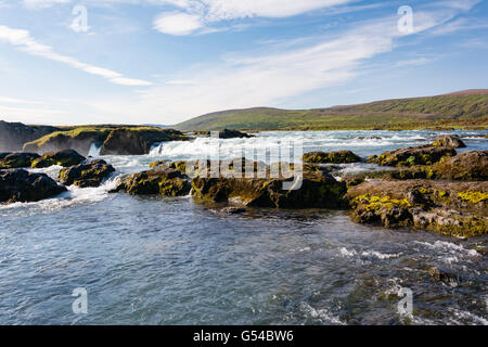 Island, Norðurland Eystra, Felsbrocken in den Wasserfall Godafoss, The Godafoss (Goðafoss) ist einer der bekanntesten Wasserfälle Islands Stockfoto