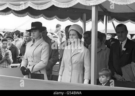 Queen Elizabeth II und Princess Anne bei der Royal Windsor Horse Show im Home Park von Windsor Castle. Stockfoto