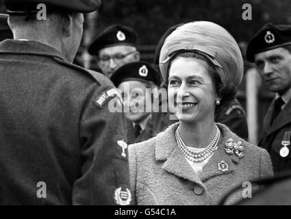Königin Elizabeth II. Macht ihre Inspektion, als sie das Royal Observer Corps im Hauptquartier des Royal Air Force Fighter Command, Middlesex, überprüft. Stockfoto