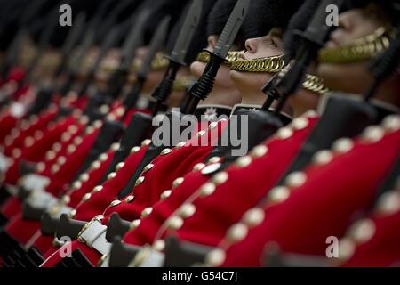 Soldaten der Coldstream Guards Parade und warten auf Inspektion durch die britische Königin Elizabeth II während einer Zeremonie, wo sie neue Farben an das 1. Bataillon und No. 7 Company die Coldstream Guards in Windsor Castle. Stockfoto