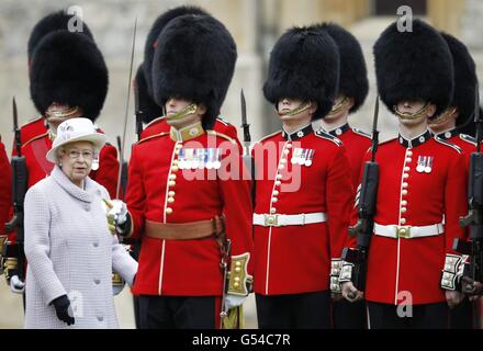 Königin Elizabeth II. Inspiziert die Wachen während einer Zeremonie, um dem 1. Bataillon neue Farben zu präsentieren und No. 7 Company the Coldstream Guards in Windsor Castle. Stockfoto