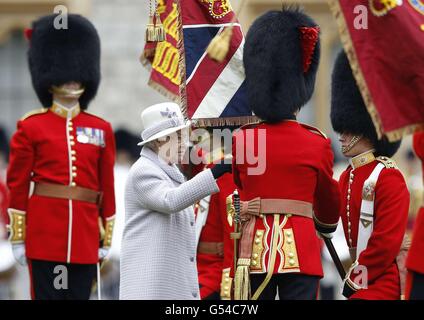 Königin Elizabeth II. Präsentiert die Farben dem 1. Bataillon und No. 7 Company the Coldstream Guards in Windsor Castle. Stockfoto