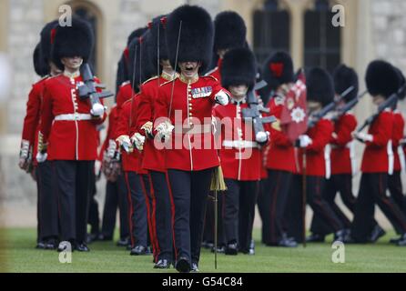 Ein Offizier ruft als Mitglieder des 1. Bataillons und der 7. Kompanie die Coldstream Guards zur Inspektion durch Königin Elizabeth II. An, bevor sie im Windsor Castle im Windsor Castle mit ihren neuen Farben präsentiert werden. Stockfoto