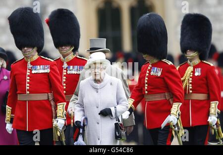 Königin Elizabeth II. Kommt an, um die Wachen während einer Zeremonie zu inspizieren, um dem 1. Bataillon und No. 7 Company the Coldstream Guards in Windsor Castle neue Farben zu präsentieren. Stockfoto