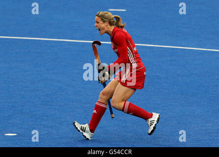 Die britische Crista Cullen feiert beim Visa International Invitational Hockey Tournament in der Riverbank Arena, London, das Eröffnungstreffer ihrer Seite gegen China. Stockfoto