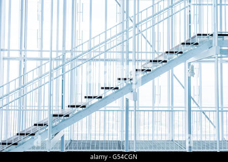 Blick auf eine Treppe im Inneren des Gewächshauses im 35. Stock des Wolkenkratzers San Paolo in Turin, Italien. Stockfoto