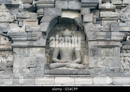 Indonesien, Java Tengah, Magelang, buddhistische Tempel, Statue in der Tempelanlage von Borobudur Stockfoto