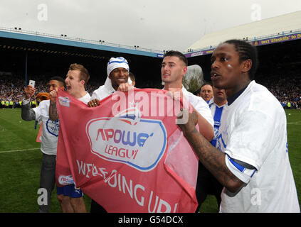 Die Spieler von Sheffield Wednesday feiern die Beförderung nach dem Spiel npower League One in Hillsborough, Sheffield. Stockfoto