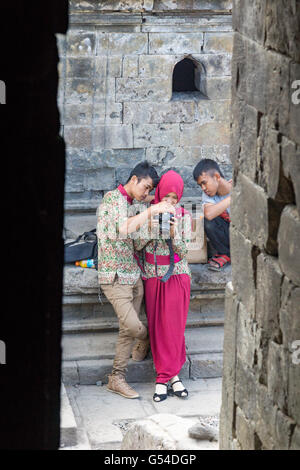 Indonesien, Java Tengah, Banjarnegara, Touristen in Candi Arjuna, Candi Arjuna, Hindu-Tempel Stockfoto