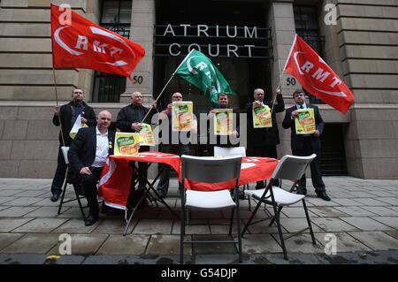 Rail, Maritime and Transport (RMT) Gewerkschaftsfunktionäre einschließlich Steve Hedley, Senior Assistant General Secretary (zweiter von links) nehmen Teil an einer Demonstration außerhalb ScotRail HQ in Glasgow, wie Mitglieder der Schiene Union Gespräche im wachen Streit gefordert werden. Stockfoto