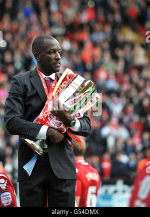 Fußball - npower Football League One - Charlton Athletic gegen Hartlepool United - The Valley. Charltons Manager Chris Powell mit der League One-Trophäe während des npower League One-Spiels im Londoner Valley. Stockfoto