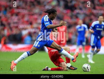 Liverpool's Steven Gerrard (rechts) und Chelsea's Didier Drogba (links) Kampf Für den Ball Stockfoto