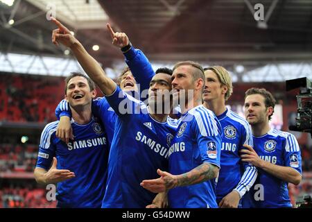 Chelsea's Fernando Torres (zweite rechts), Frank Lampard (links), Juan Mata (rechts), Raul Meireles (Mitte) und Jose Bosingwa (zweite links) feiern den Sieg des FA Cup Stockfoto