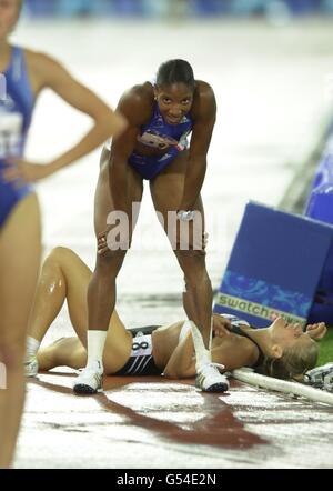 Die britische Denise Lewis (Mitte) beendet die 800-m-Strecke des Women's Heptathlon und wartet auf die Bekanntgabe des Endpunktes. Lewis wurde erster und gewann die Goldmedaille im Heptathlon bei den Olympischen Spielen in Sydney, Australien. Stockfoto