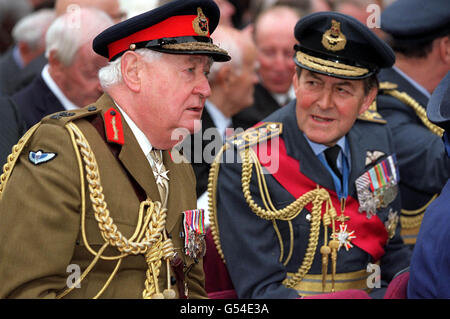 Feldmarschall Lord Bramall (L) und Marschall der Royal Air Force Sir Michael Beetham bei der Enthüllung der Statue an den polnischen Kriegsführer Wladyslaw Sikorski vor der polnischen Botschaft in London. * General Sikorski war Premierminister von Polen und Oberbefehlshaber der Streitkräfte, bis er im Juli 1943 bei einem Flugzeugabsturz vor Gibralter starb. Stockfoto