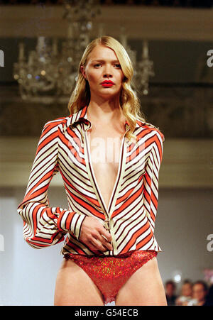 Das Model Jodie Kidd trägt eine Bluse mit Chevron-Print und Glitzer-Slips von Designerin Maria Grachvogel bei Harrods während der London Fashion Week. Stockfoto