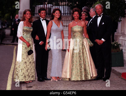 Königin Silvia, König Carl Gustaf von Schweden, ihre Tochter Prinzessin Victoria (c), ihr Sohn, Prinz Carl Philip und ihre jüngere Tochter, Prinzessin Madeleine, kommen vor einem Ball zwei Tage vor der Hochzeit von Carlos Morales Quintana und Prinzessin Alexia von Griechenland im Bridgewater House in London an. Stockfoto