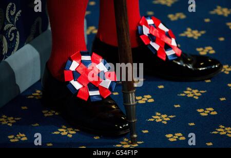 Yeoman of the Guard trägt traditionelle Uniform, während sie darauf warten, dass Königin Elizabeth II. Während der Eröffnung des Londoner Parlaments durch die Royal Gallery im Palace of Westminster geht. Stockfoto