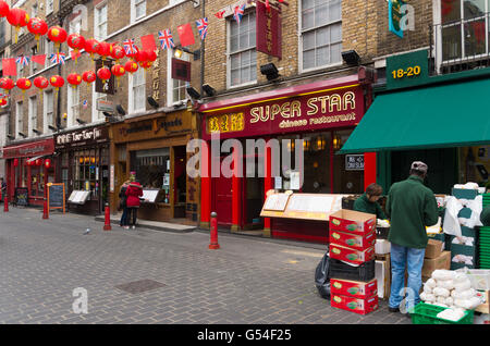 LONDON - 19. Oktober 2015: Chinesische Restaurants und Supermärkte in London Chinatown. Chinatown befindet sich im Stadtteil Soho Stockfoto