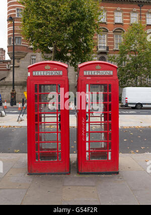 Zwei Englisch in der Regel rote Telefonzellen in London Stockfoto